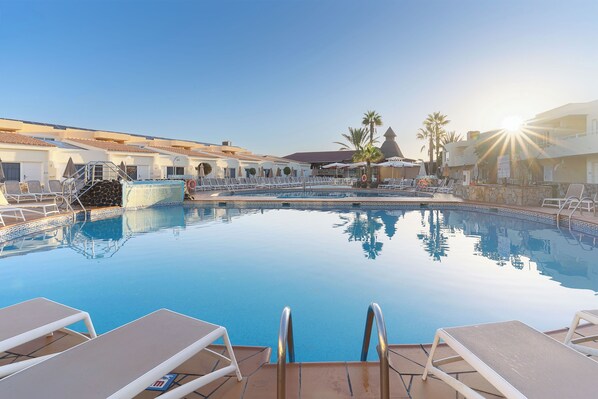 2 piscines extérieures, accès possible de 10 h à 18 h, parasols