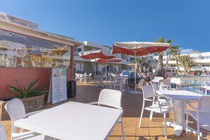 Poolside bar - Arena Suite Hotel - Adults Only (La Oliva)