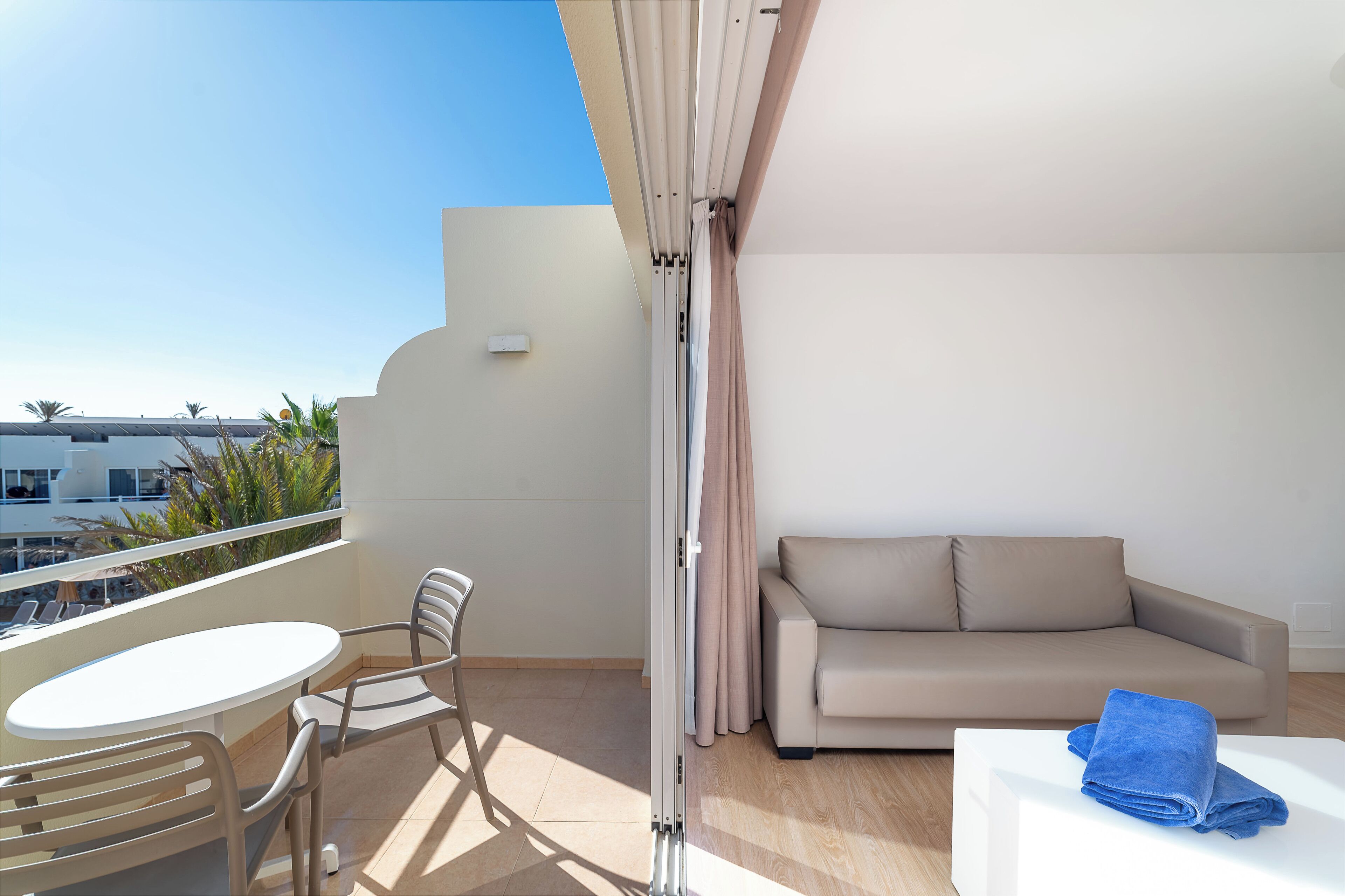 Een minibar, een bureau, een laptopwerkplek, geluiddichte muren