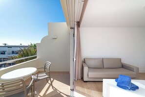 Minibar, skrivebord, skrivebord for bærbar PC og lydisolert