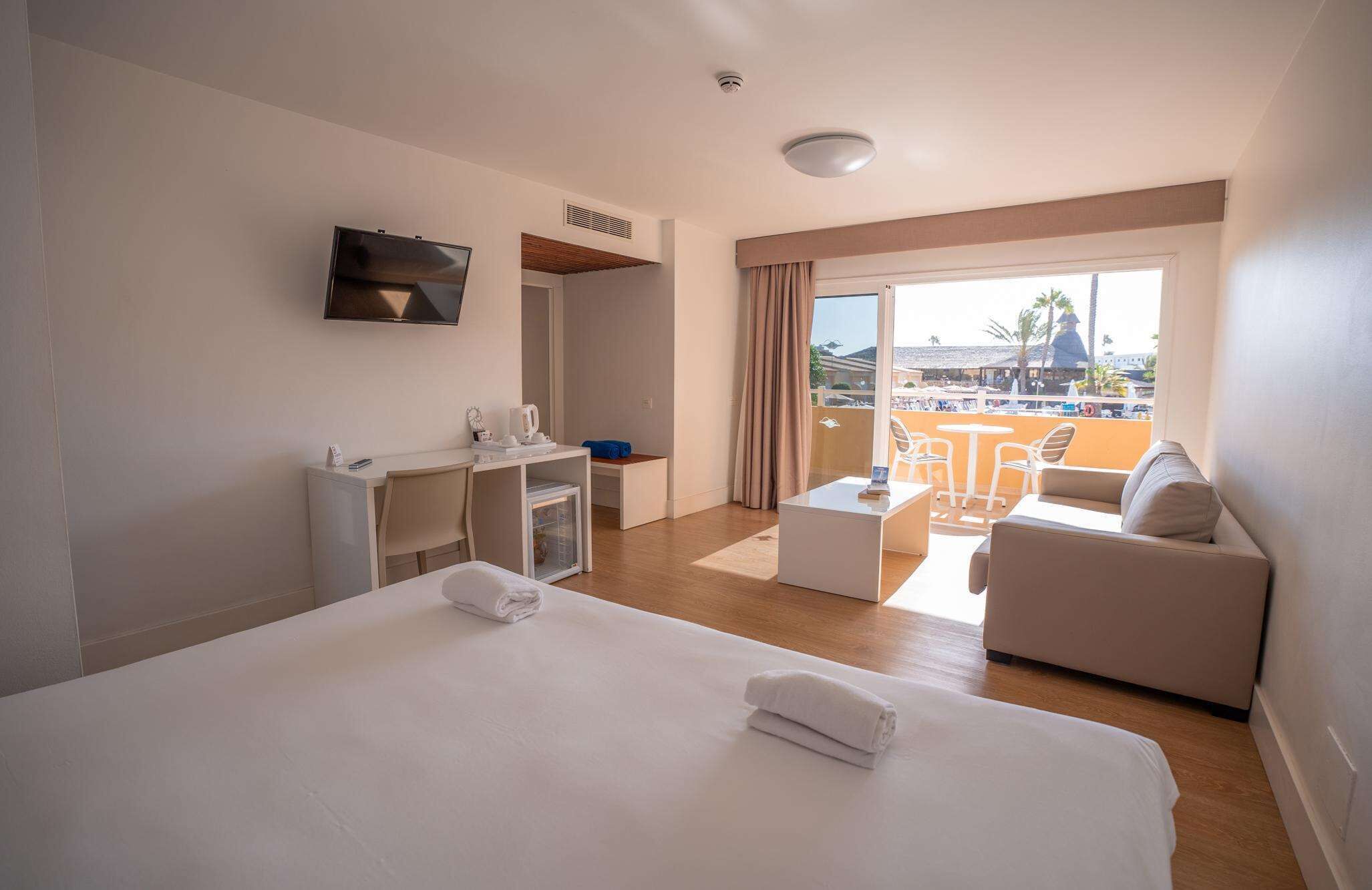 1 bedroom, minibar, desk, laptop workspace