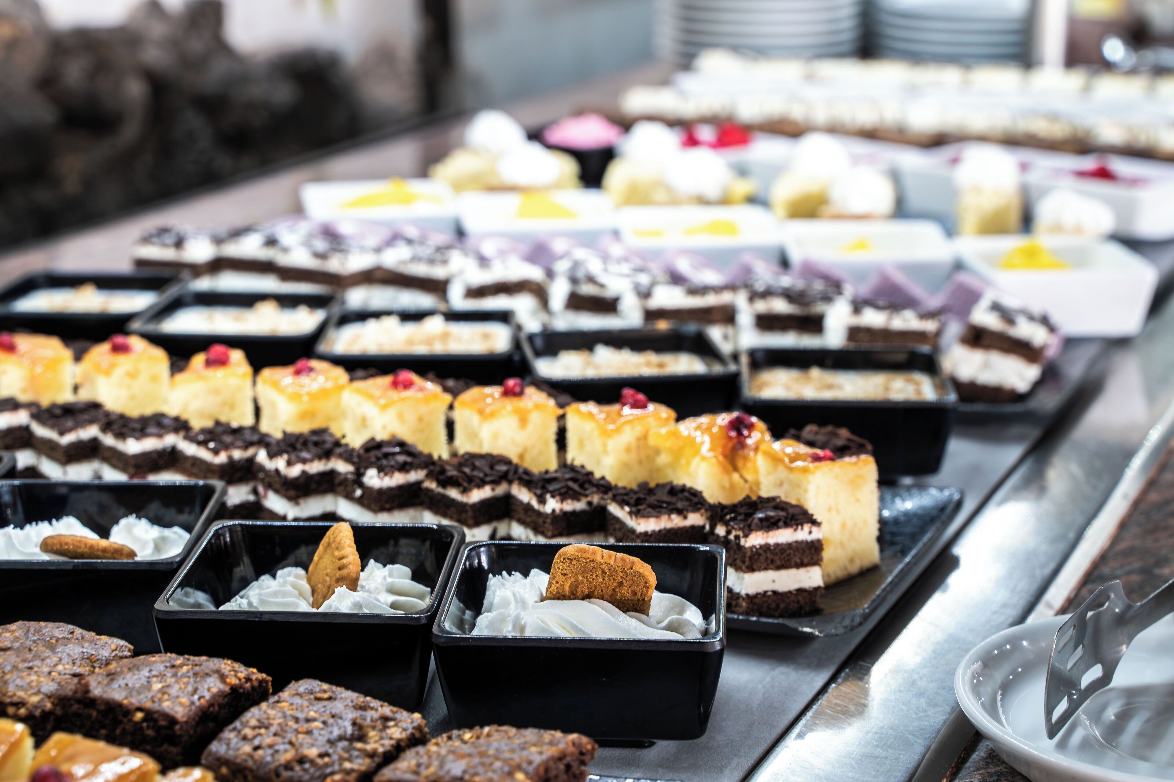 Uma mesa de buffet com diversos doces e petiscos.