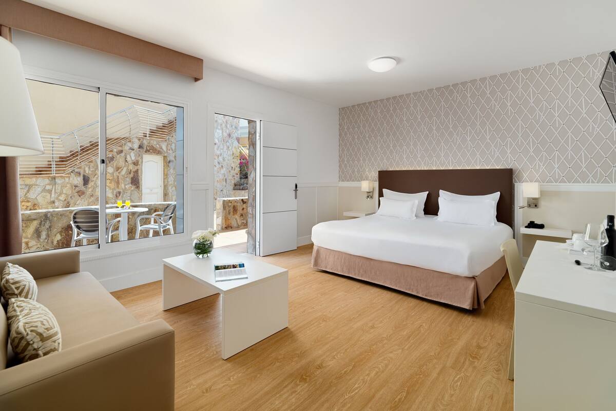 1 bedroom, minibar, desk, laptop workspace