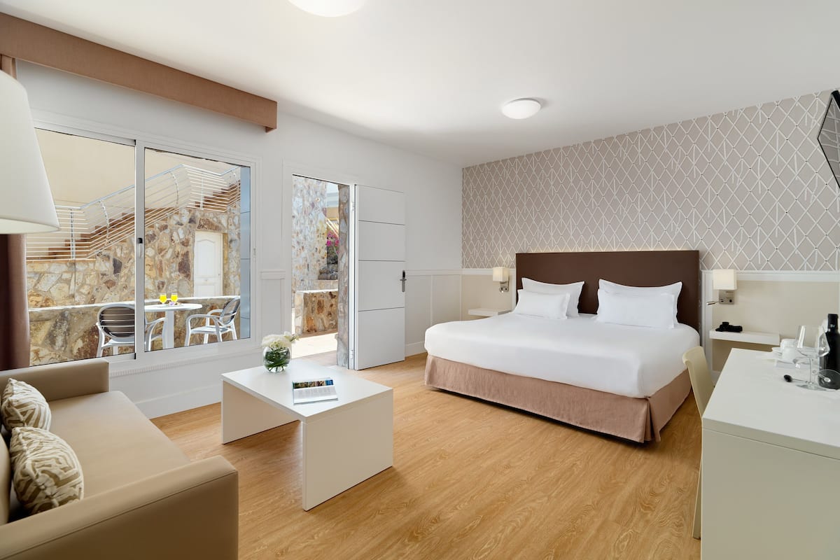 1 bedroom, minibar, desk, laptop workspace