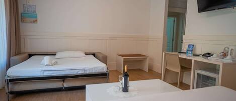 1 Schlafzimmer, Minibar, Schreibtisch, laptopgeeigneter Arbeitsplatz