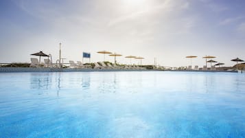 Piscina interna, piscina externa, guarda-sóis, espreguiçadeiras