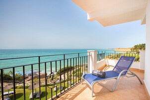 Habitación doble superior, vistas al mar, frente al mar | Minibar, caja fuerte, escritorio y cortinas opacas