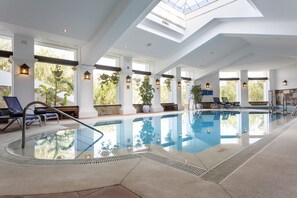 Innenpool, Außenpool, Sonnenschirme, Liegestühle