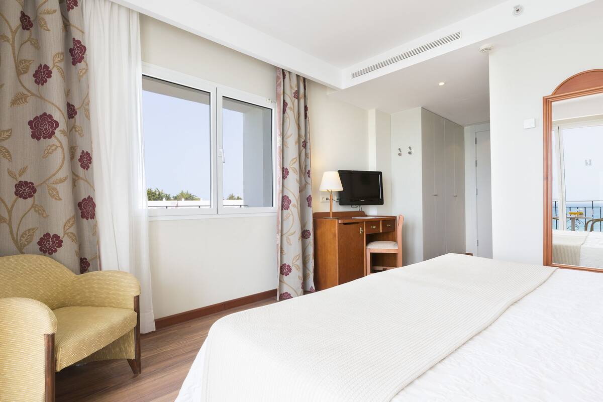 Een minibar, een kluis op de kamer, een bureau, verduisterende gordijnen