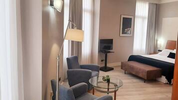 Junior suite, 1 kingsize bed, balkon, uitzicht op stad (Mini) | Kameruitzicht