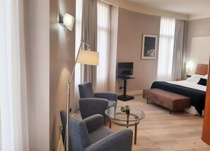 Junior suite, 1 kingsize bed, balkon, uitzicht op stad (Mini) | Kameruitzicht