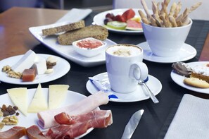 Daily continental breakfast (EUR 14 per person)