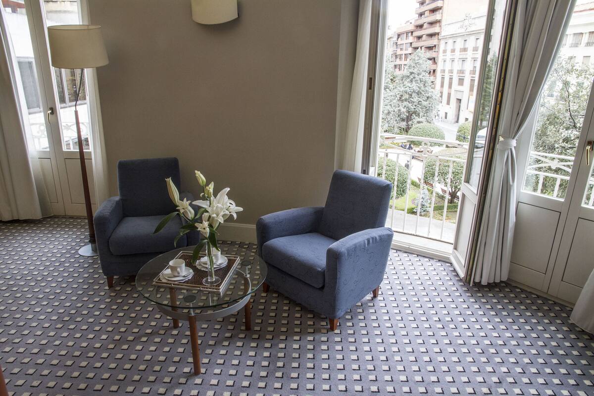 junior suite, 1 king bed, balcony, city view (mini) | 1 bedroom, egyptian cotton sheets, premium bedding, in-room safe