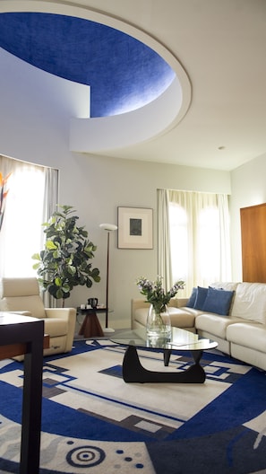 Suite | Living area | 32-inch flat-screen TV with cable channels, TV