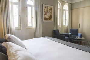 Egyptian cotton sheets, premium bedding, in-room safe, desk