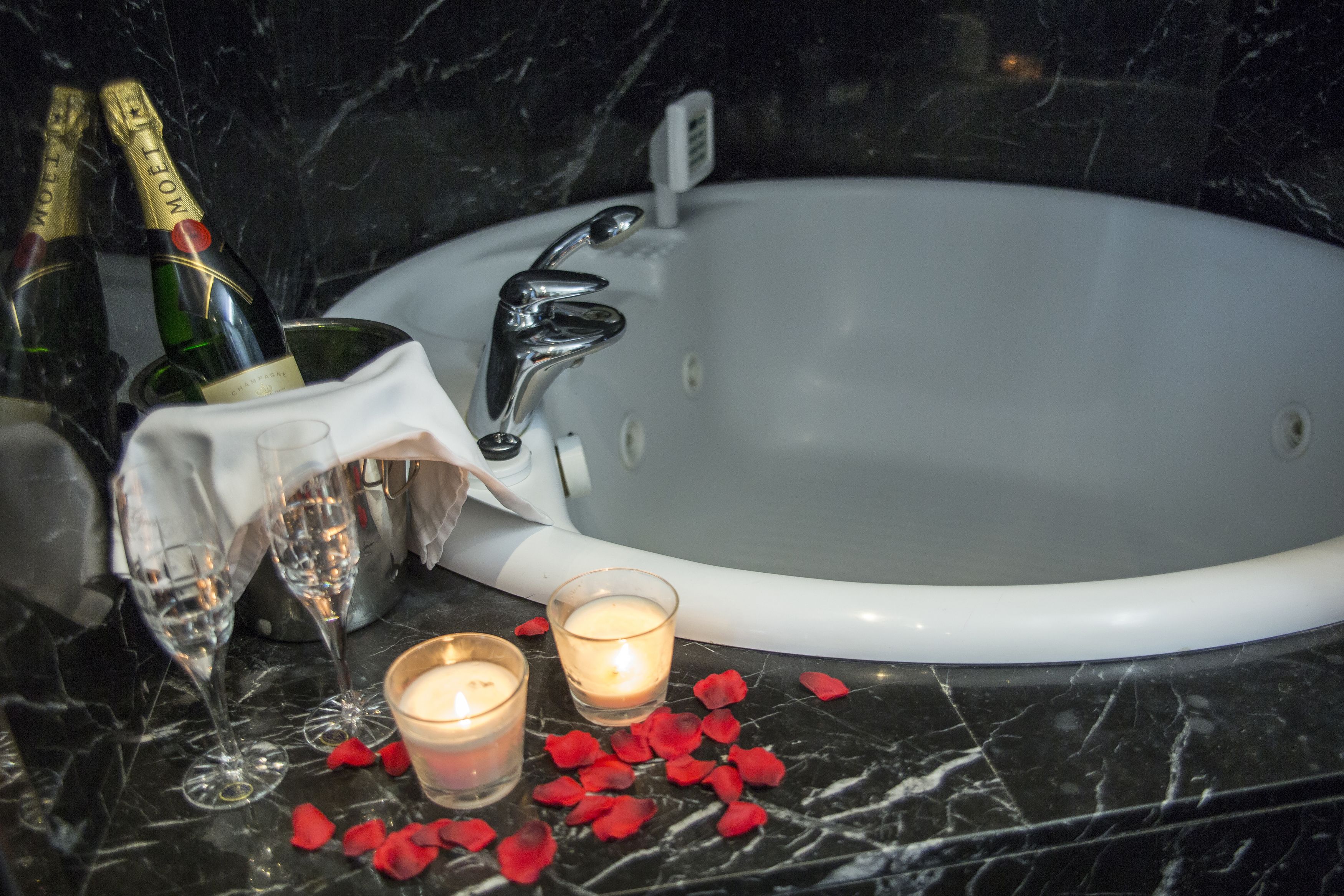 suite | jetted bathtub