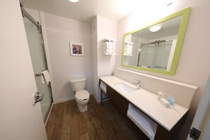Two queen beds non smoking | Bathroom shower - Hampton Inn Hutchinson (Hutchinson)