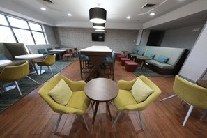 Café da manhã com buffet grátis todos os dias