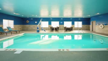 Inomhuspool och solstolar