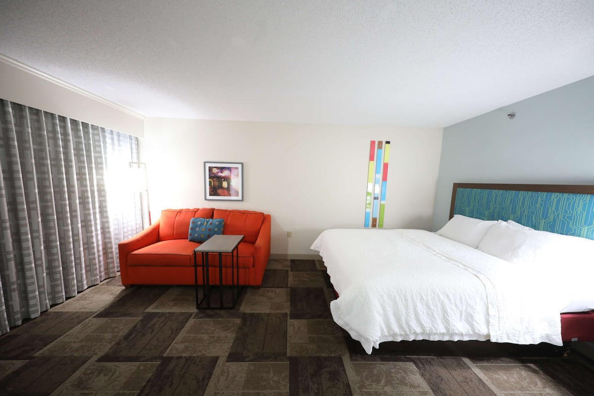 Room, Multiple Beds, Microwave | Living area | 37-inch LCD TV with cable channels, TV