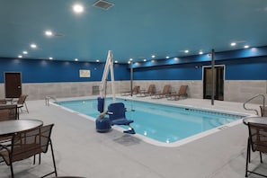 Piscina interna, espreguiçadeiras
