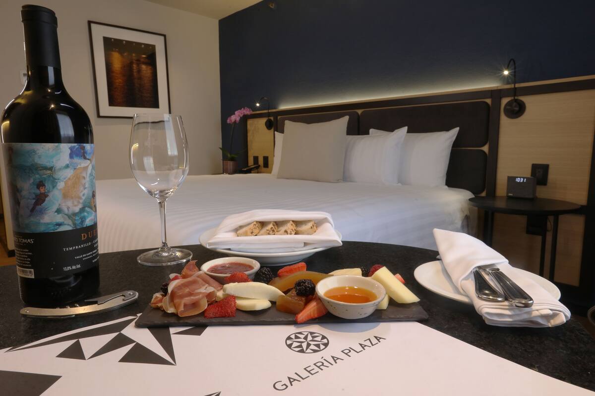 Signature Executive King | Minibar, in-room safe, desk, laptop workspace