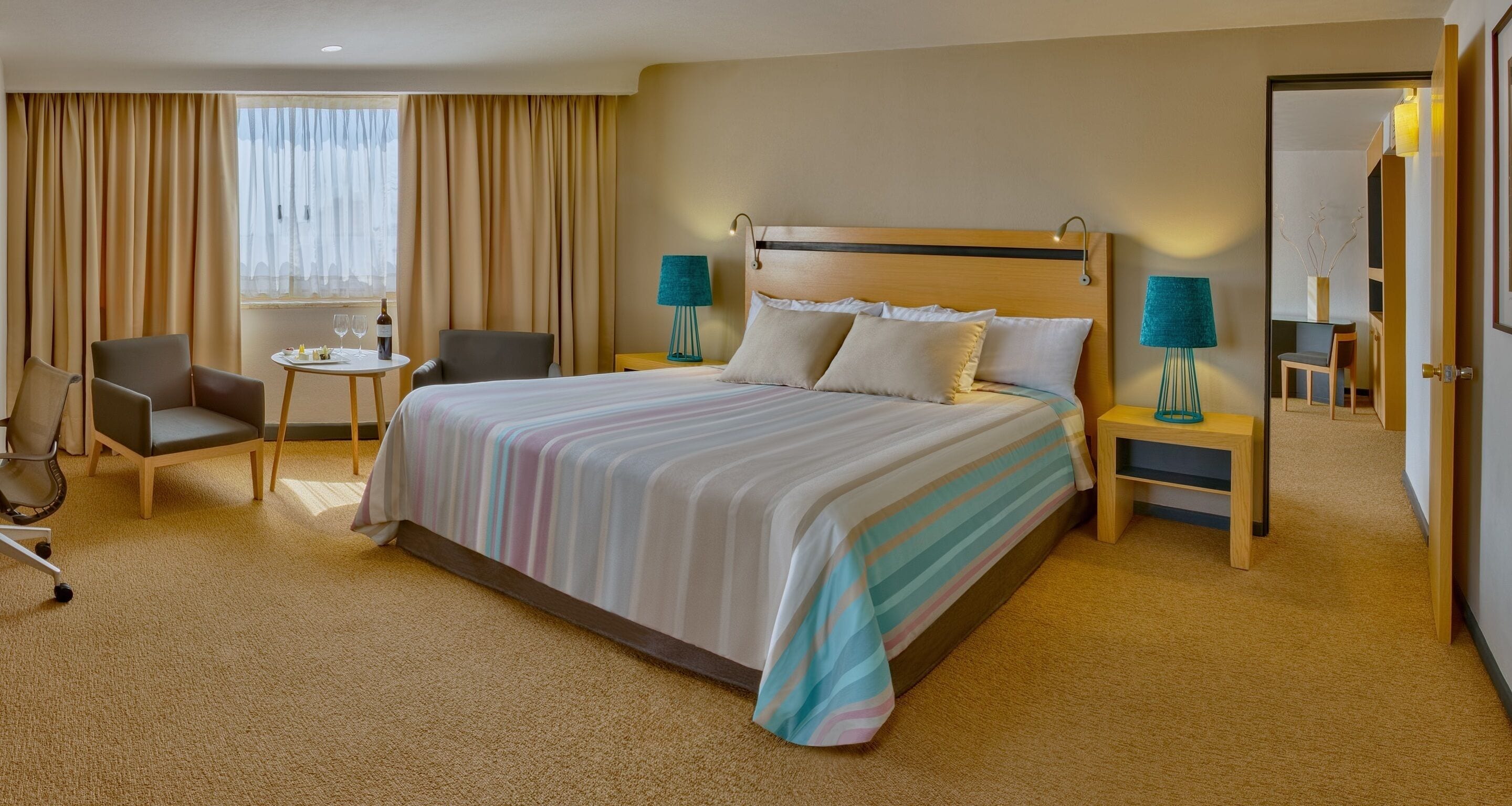 Master Suite | Minibar, caja de seguridad en la habitación y escritorio 