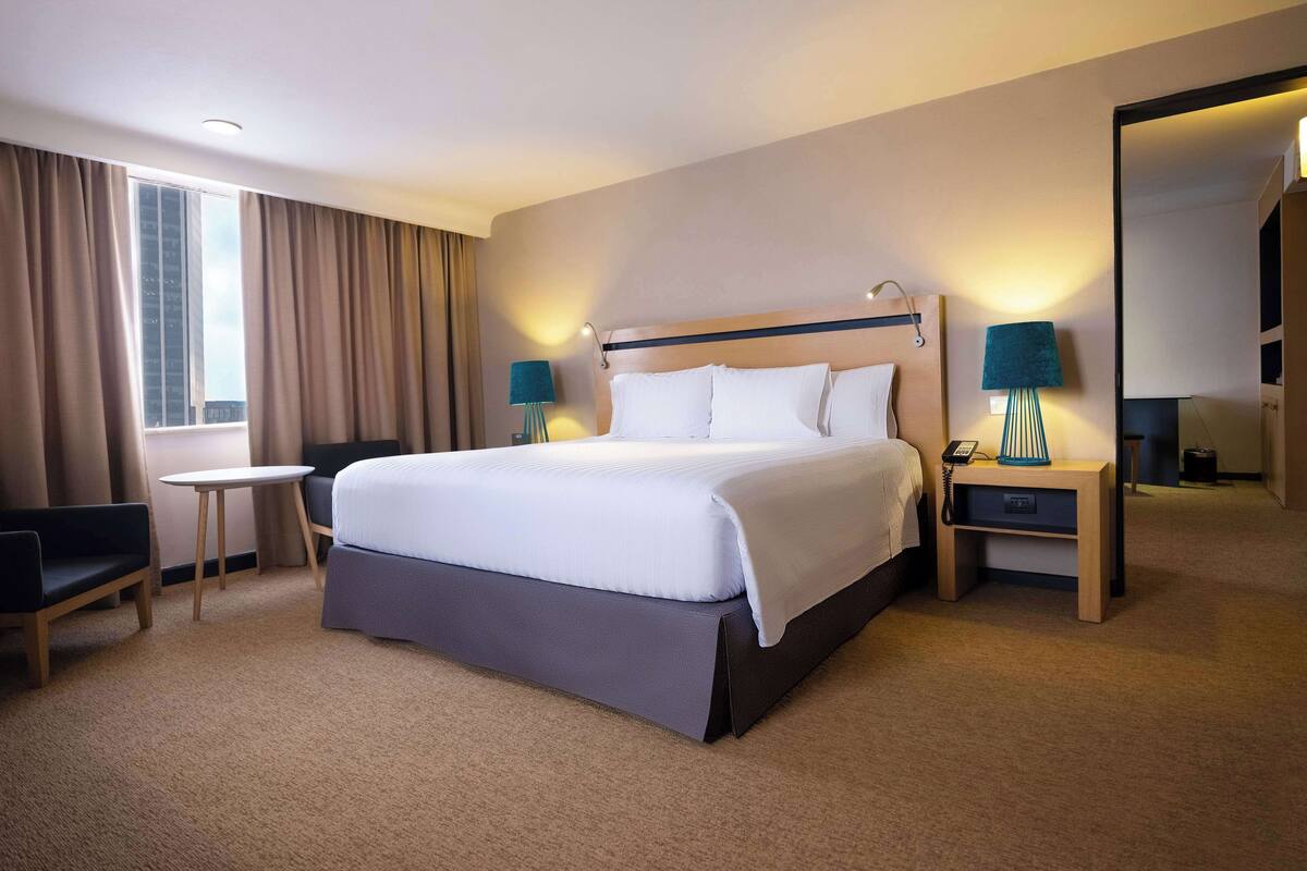 Master Suite | Minibar, in-room safe, desk, laptop workspace
