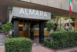 2 restaurants, breakfast served
