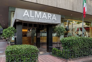 2 restaurants, breakfast served