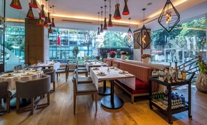 2 restaurants, breakfast served - Galeria Plaza Reforma (Mexico City)