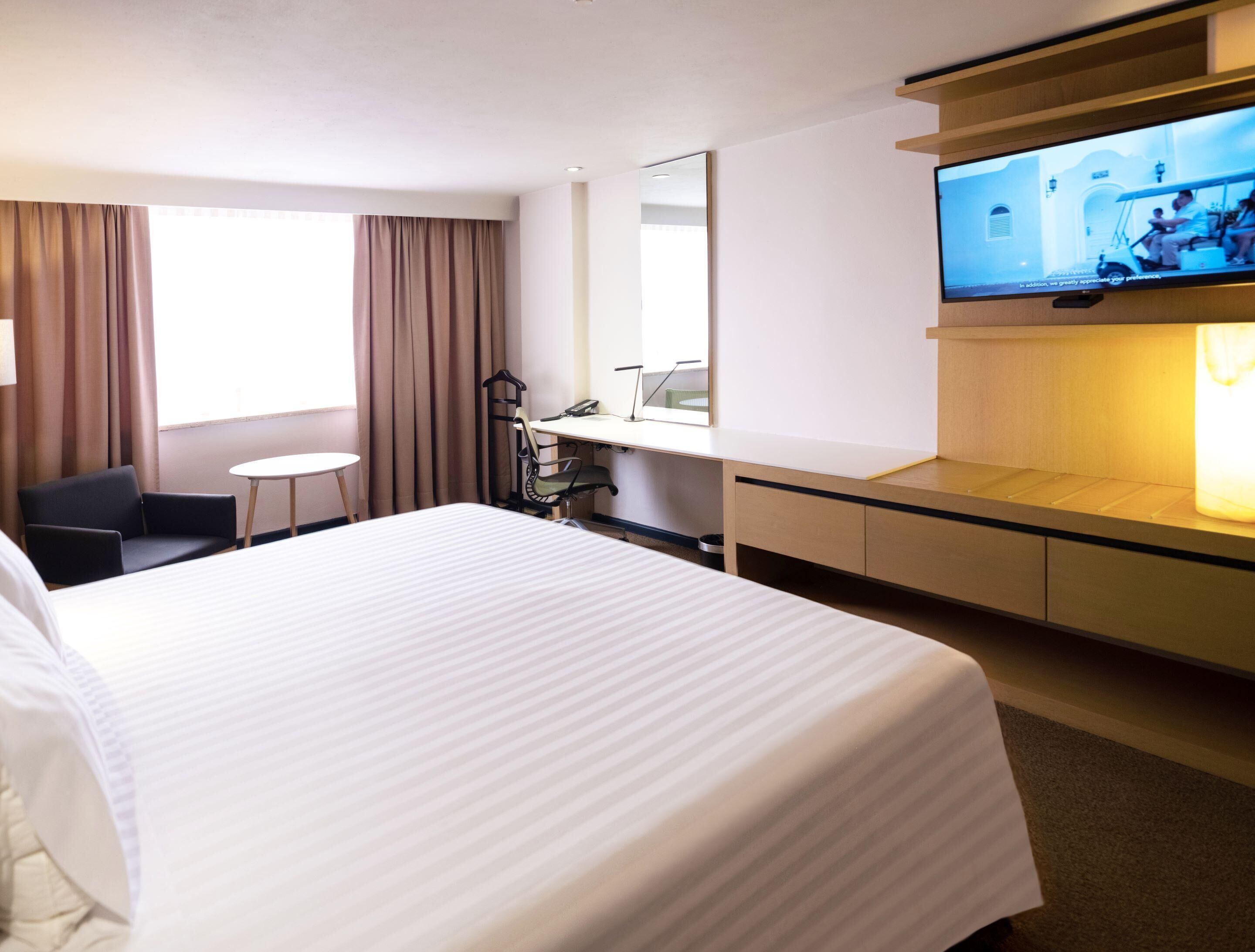 Minibar, in-room safe, desk, laptop workspace