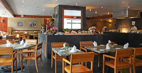 Daily buffet breakfast for a fee. Galeria Plaza Reforma