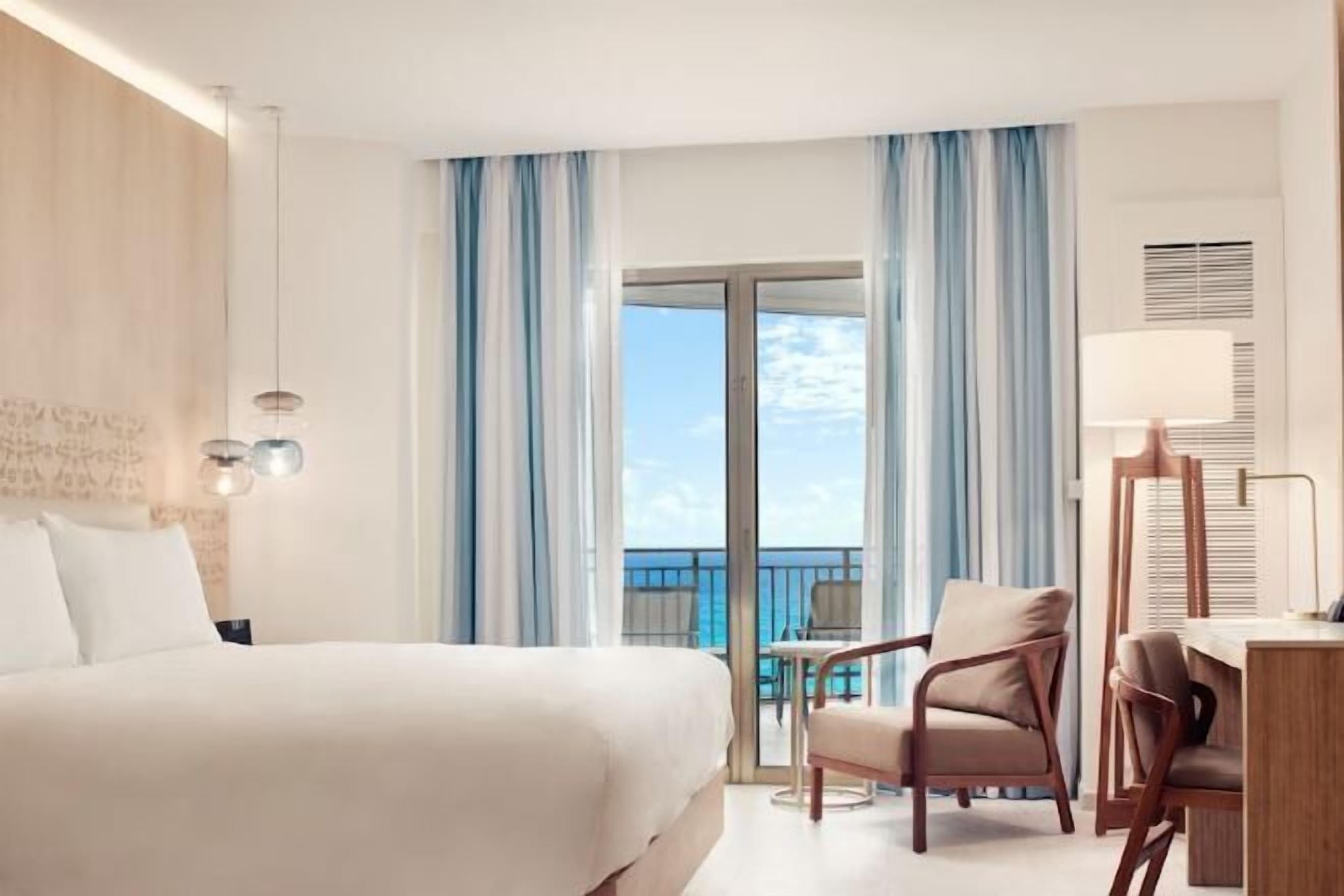 Minibar, caja fuerte, escritorio y cortinas opacas