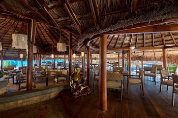4 restaurants, breakfast served at JW Marriott Cancun Resort & Spa