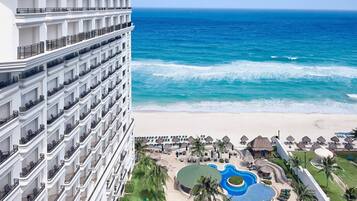 Un hotel con varios balcones con vistas a una playa y al océano.