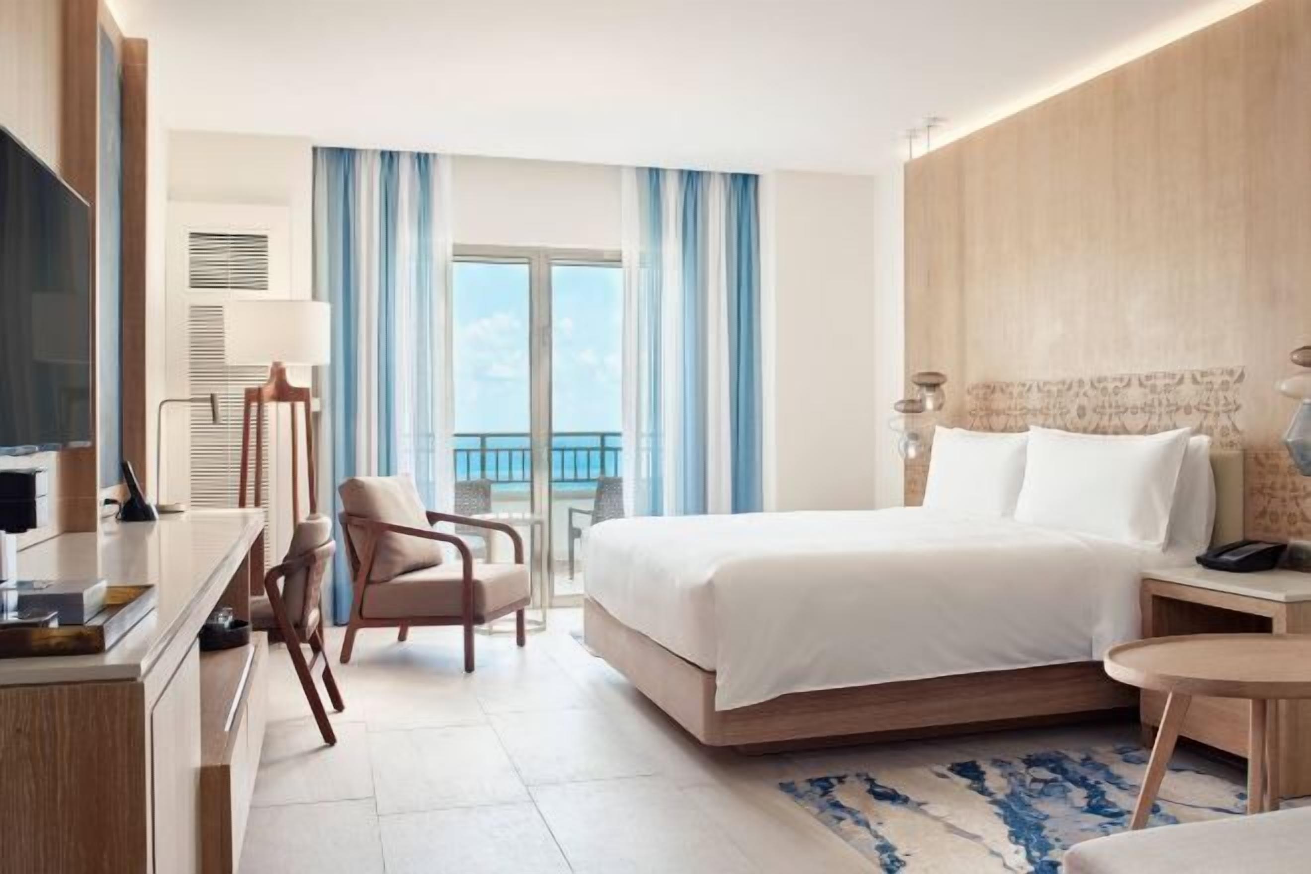 Minibar, caja fuerte, escritorio y cortinas opacas