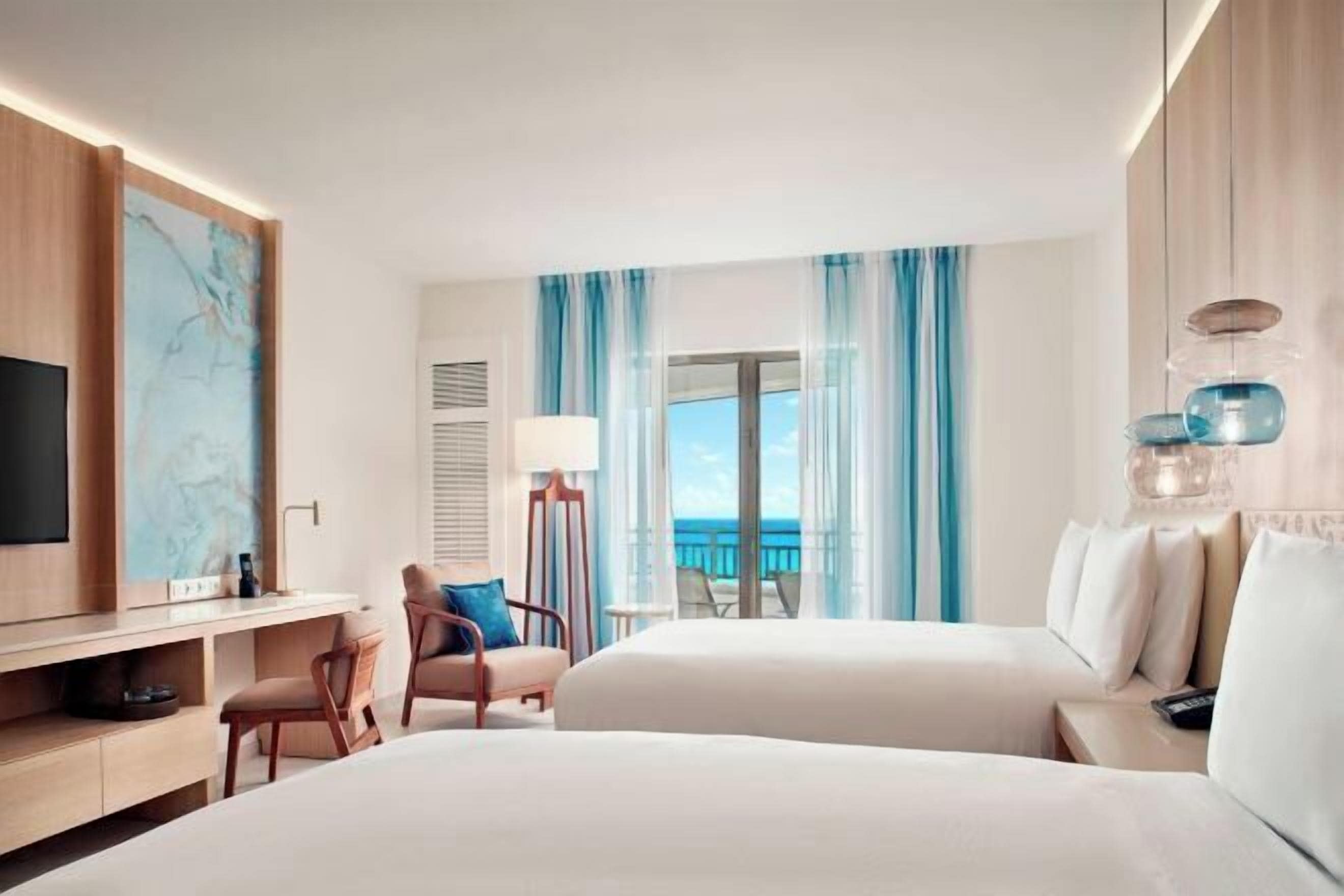 Minibar, caja fuerte, escritorio y cortinas opacas