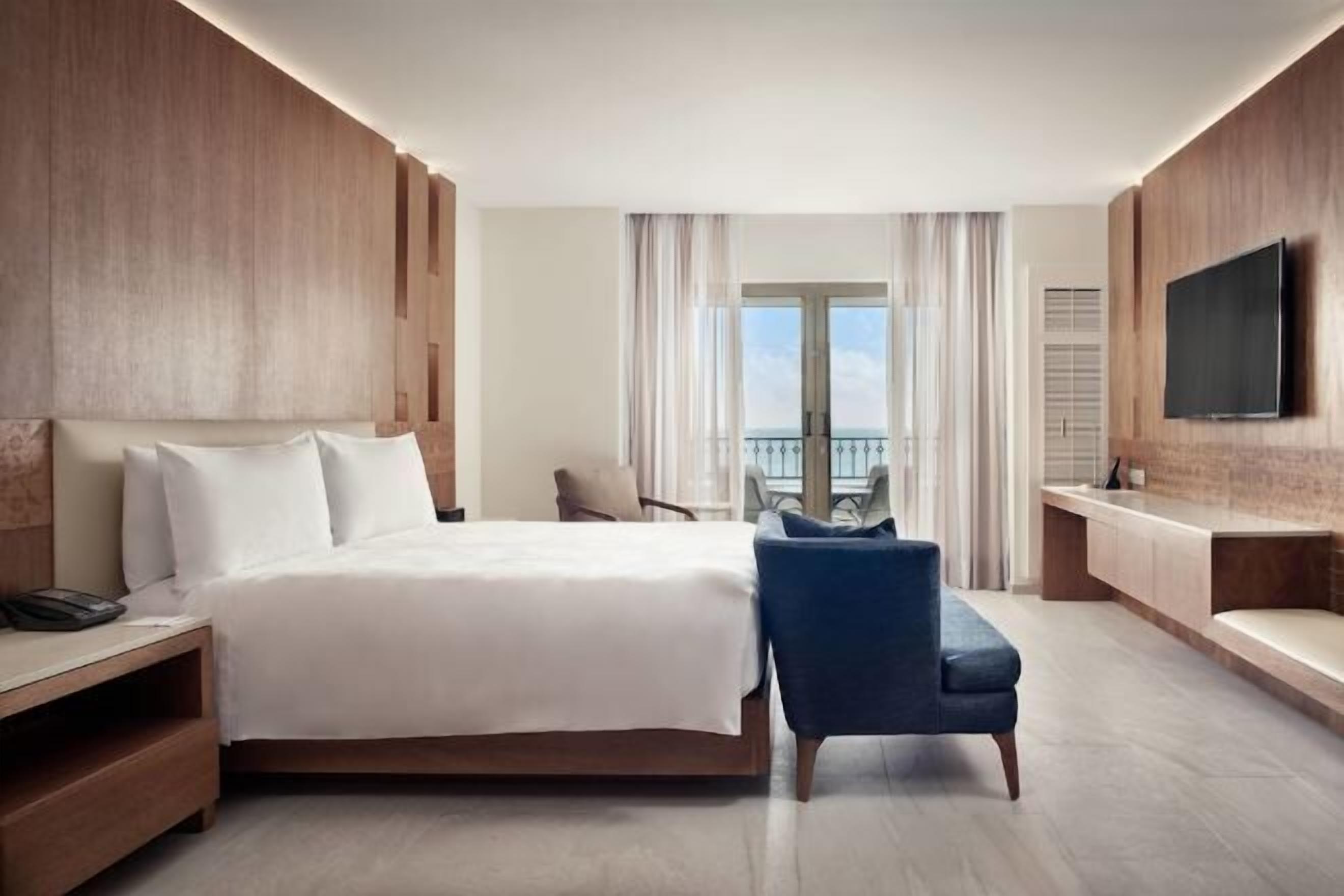 Minibar, caja fuerte, escritorio y cortinas opacas