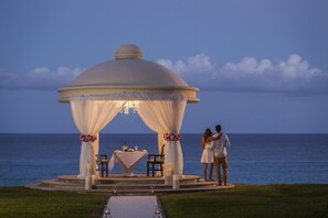 4 restaurants, breakfast served