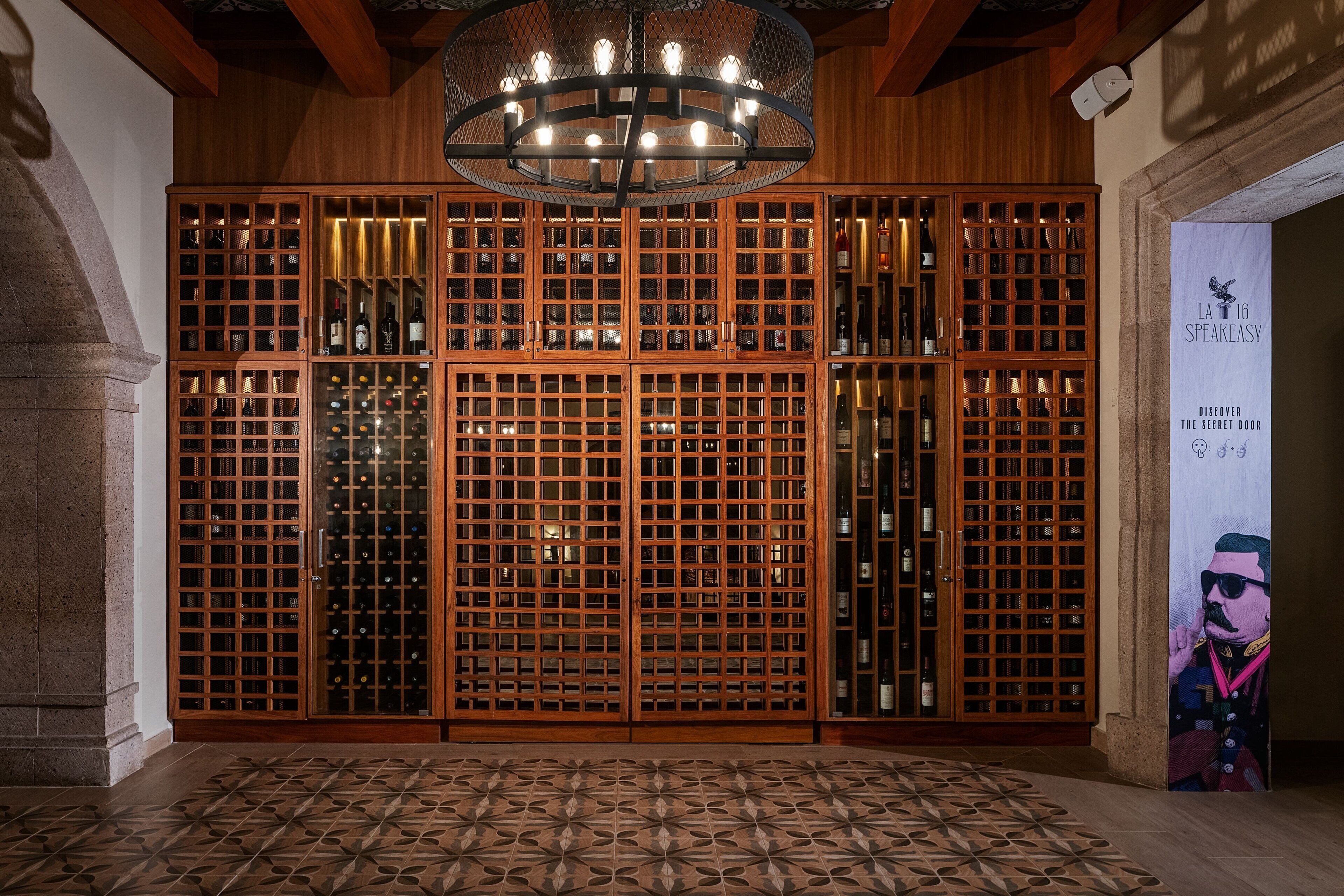 4 restaurants, breakfast served