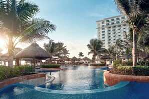 Indoor pool, 3 outdoor pools - JW Marriott Cancun Resort & Spa (Cancun)