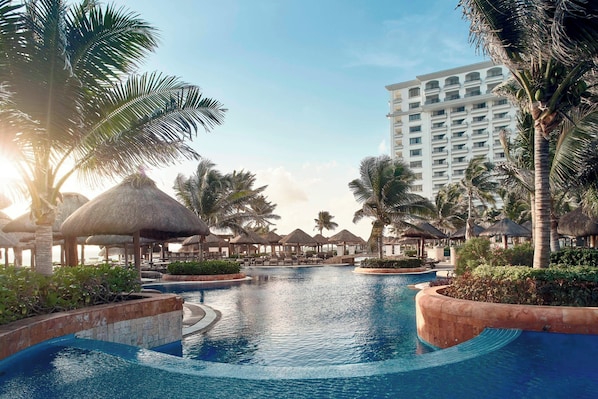 Indoor pool, 3 outdoor pools