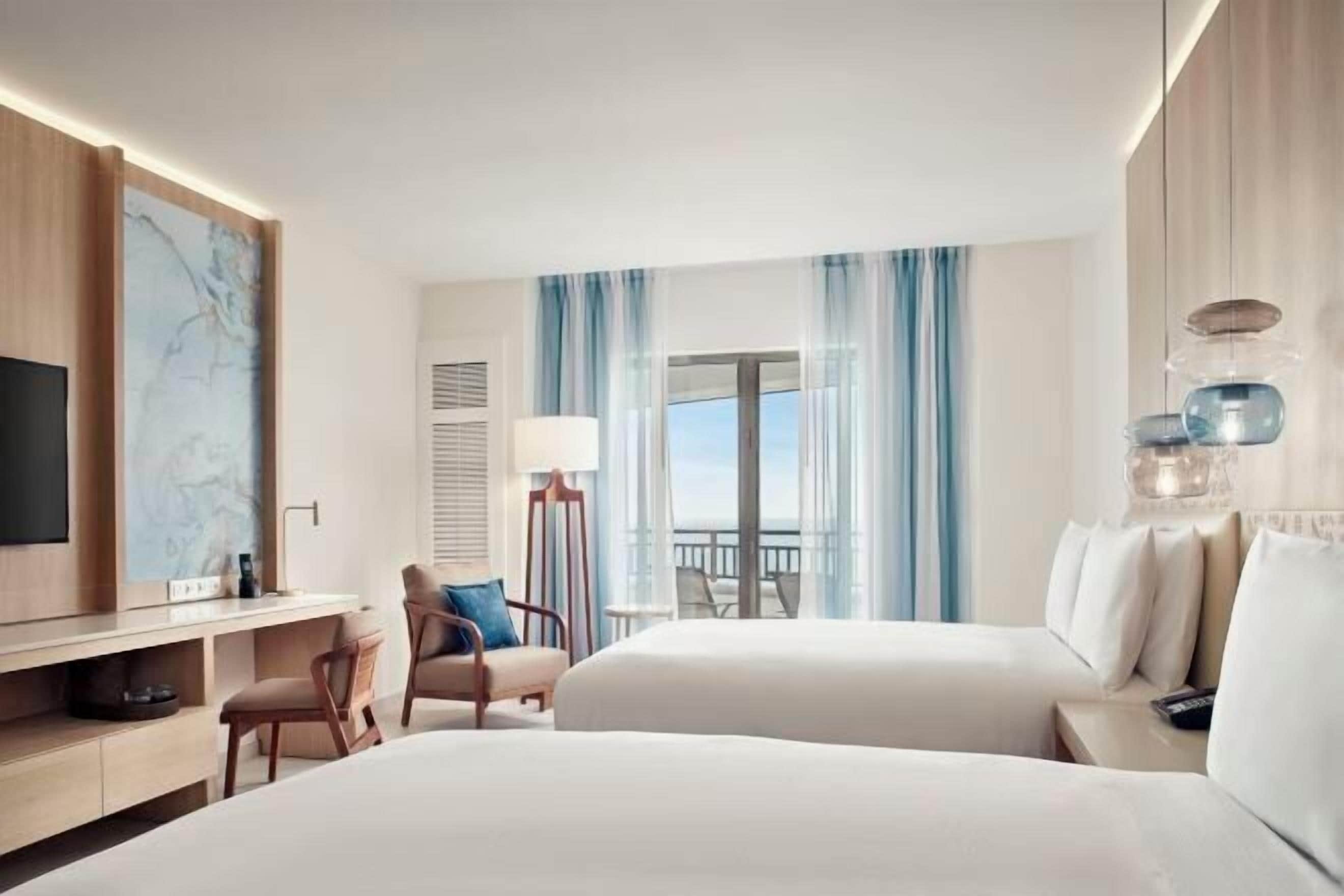 Minibar, caja fuerte, escritorio y cortinas opacas