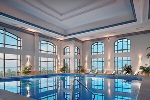 Una piscina techada, 3 piscinas al aire libre