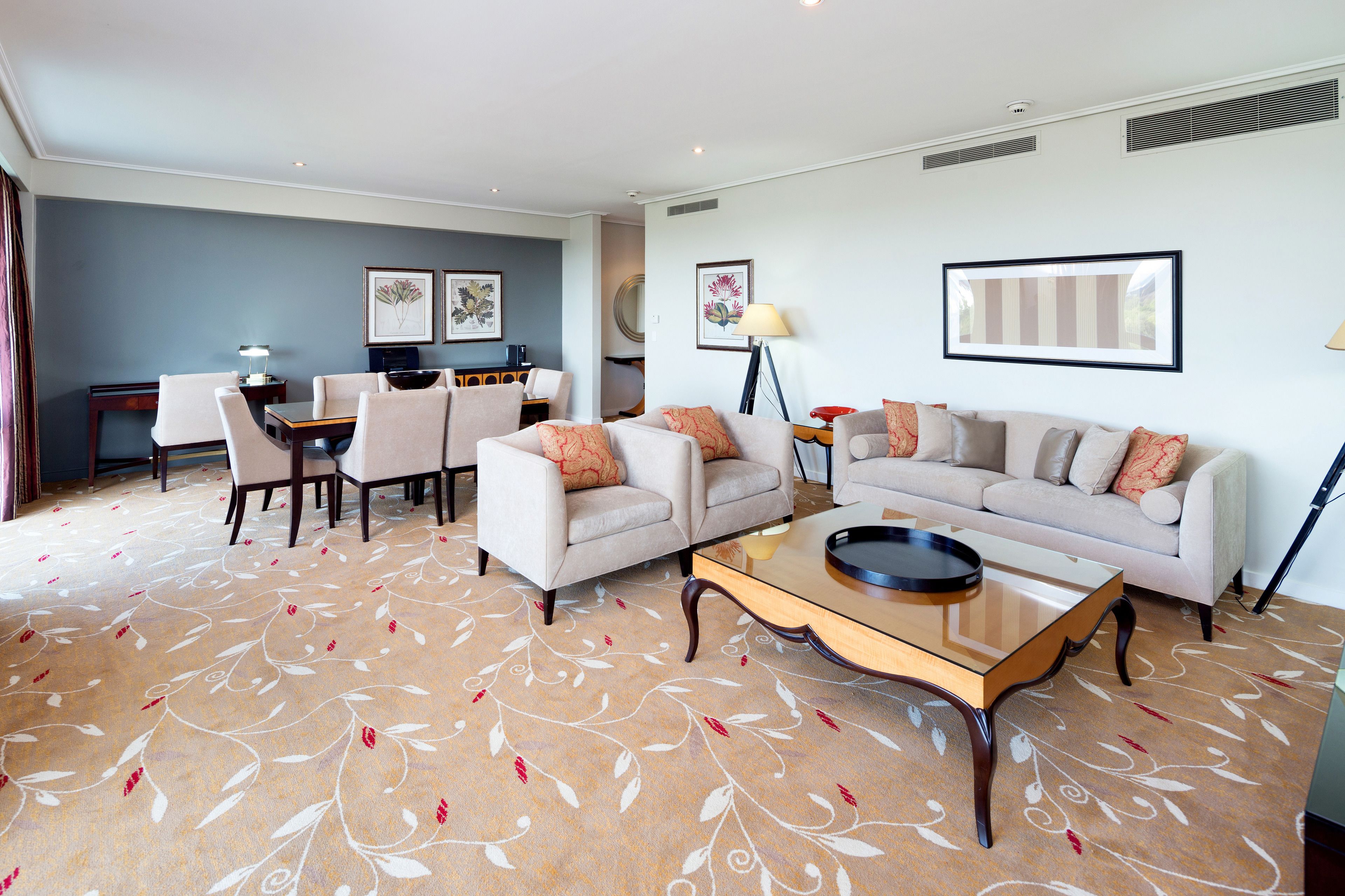 Executive Suite, Jetted Tub (Includes bottle of Champagne) | Living room | 49-inch LCD TV with digital channels, TV