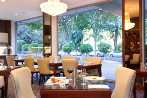 朝食、ディナーに営業