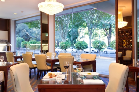 Breakfast and dinner served. Royal On The Park