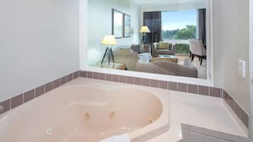 Deluxe Spa Suite - inc. bottle of sparkling wine and complimentary valet parking | Baignoire Ă jets