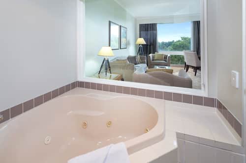 Deluxe Suite, Jetted Tub (includes bottle of sparkling wine) | Jetted bathtub